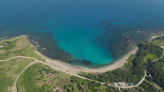 美丽的海滩泻湖和珊瑚礁的鸟瞰图图片