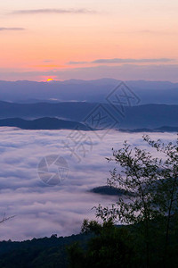 夕阳与薄雾远眺群山图片