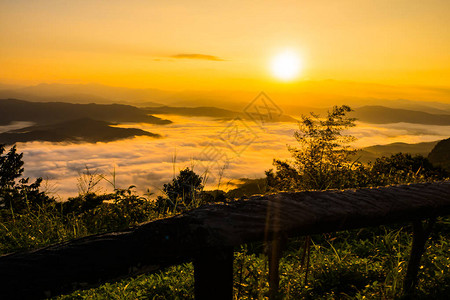 夕阳与薄雾远眺群山高清图片