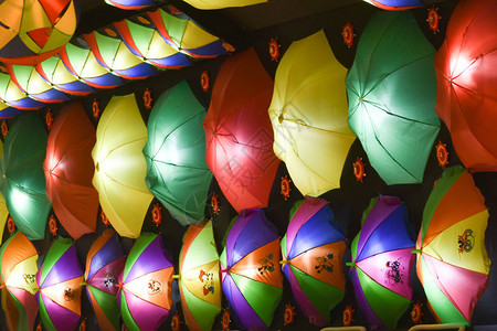 装饰五颜六色的雨伞五颜六色的雨伞背景从街道装饰看选择图片