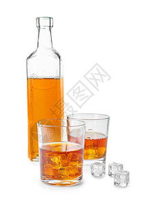 白色背景上的威士忌酒瓶和眼镜图片