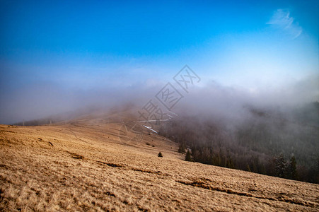 雾中喀尔巴阡山脉的土路图片
