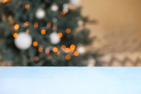 灯桌与发光的圣诞树的特写视图图片