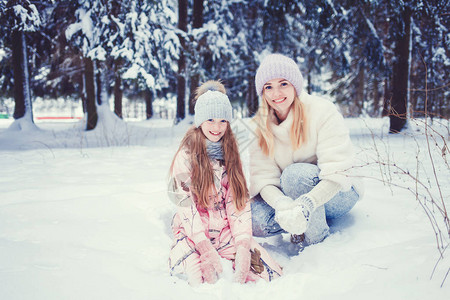 家庭幸福母亲和儿女在冬季玩图片