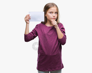 年轻漂亮的女孩拿着空白纸卡图片