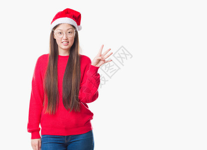 身处孤立的年轻女子穿着圣诞帽露面图片
