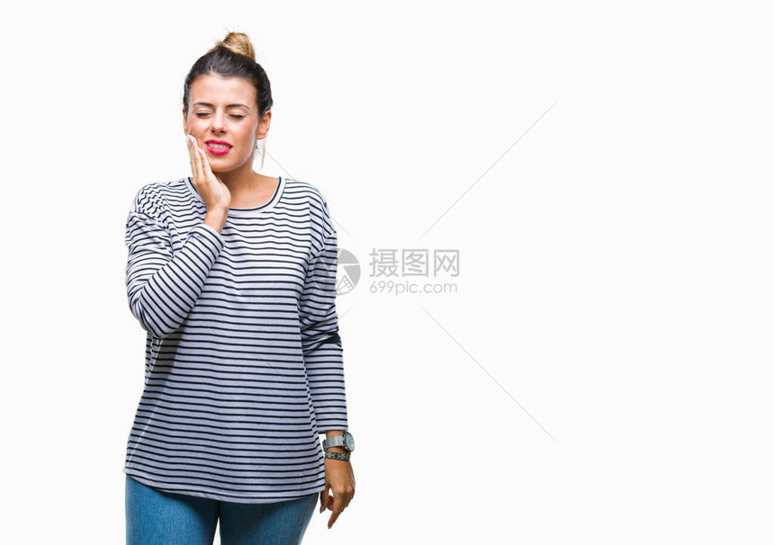 年轻漂亮的女人休闲条纹毛衣在孤立的背景上用手触摸嘴巴图片