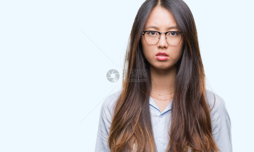 年轻的亚洲女商人戴着眼镜图片