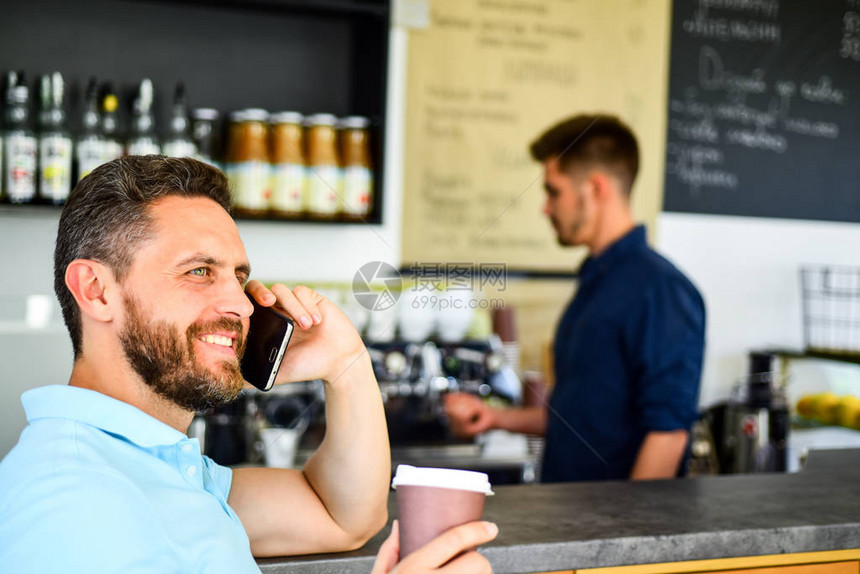 很高兴听到你的声音咖啡带走忙碌的人选择男子移动对话咖啡馆咖啡师背景等的时候喝咖啡男子智能手机在咖啡馆点咖啡咖图片