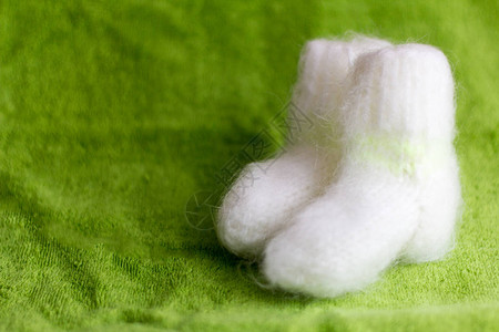 绿色背景的针织儿童羽绒袜图片