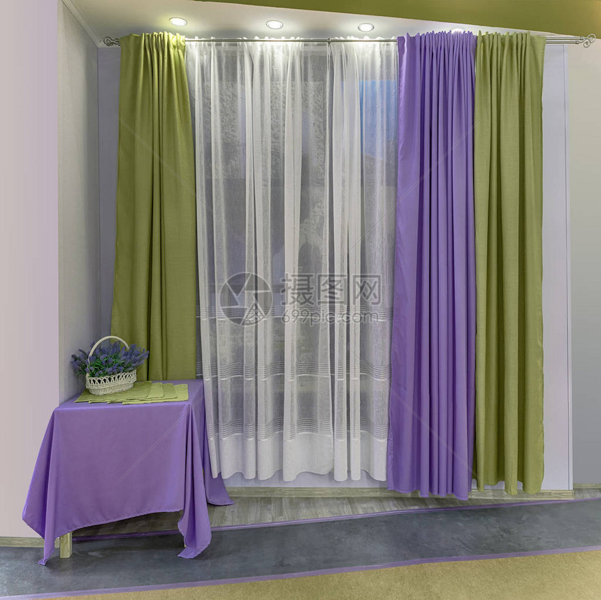走廊的窗户装饰着丰富的紫色浅绿色窗帘和半透明土图片