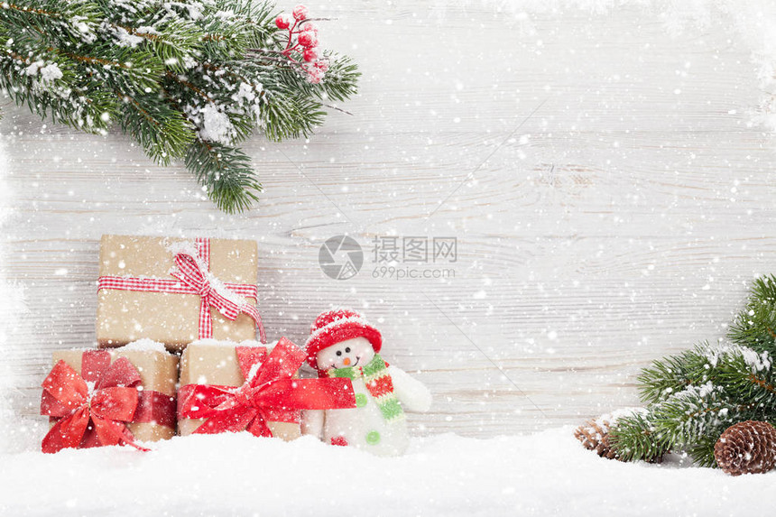圣诞礼物箱雪人玩具和fir树枝请用空间图片