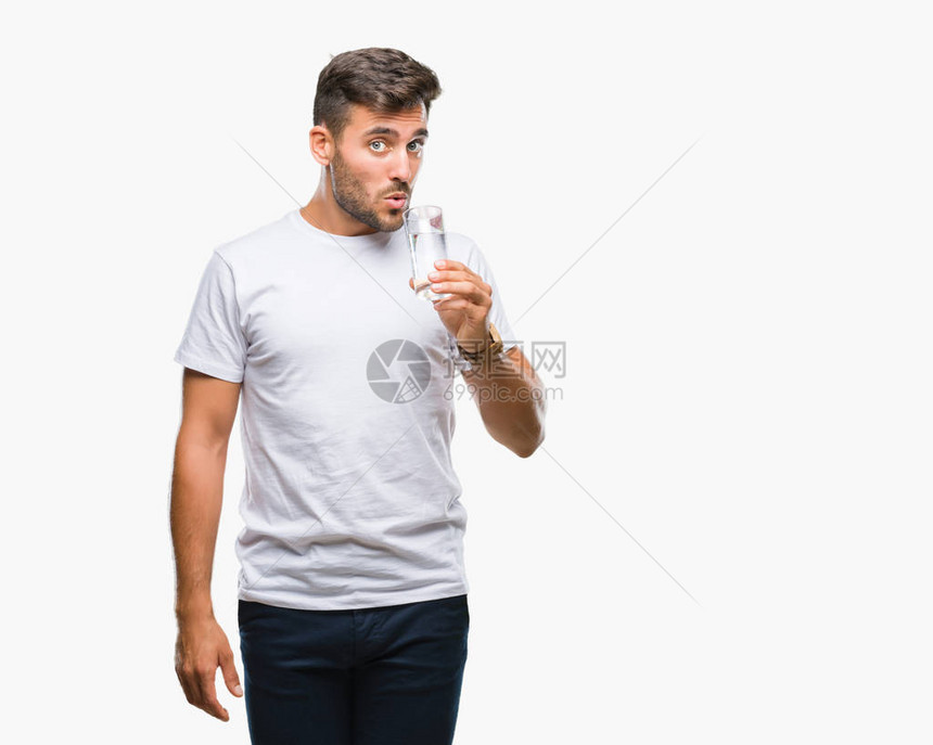 英俊的年轻帅男在孤立的背景中喝水充满自信地表现在聪明的面孔图片