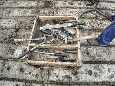 铁匠车间的工具锤子蹄刀蹄锉粗锉磨刀石工匠图片