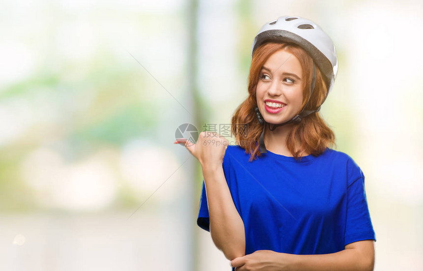 身着骑自行车头盔的年轻美女图片