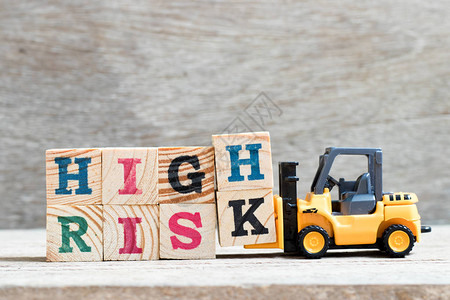 玩具叉车持有HK区块的字母以完成木本高清图片
