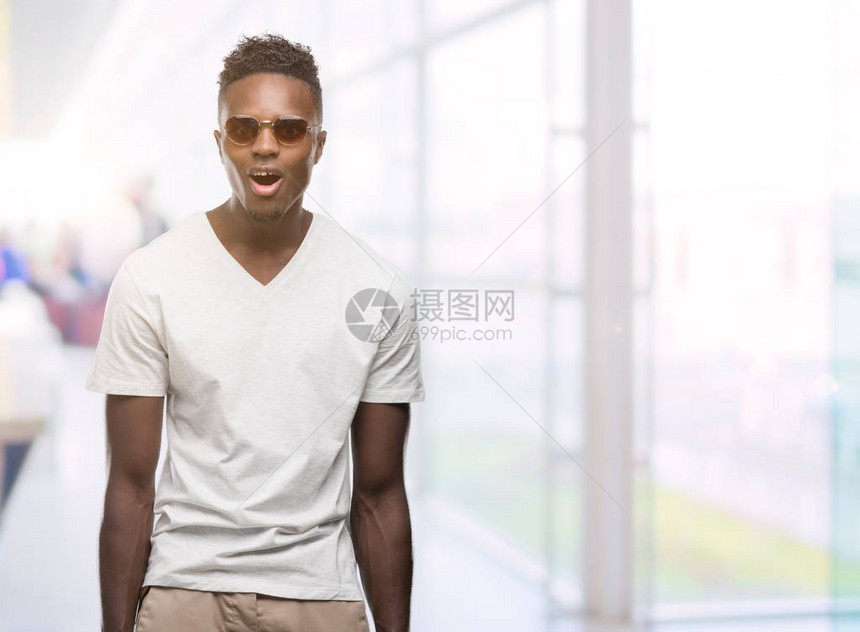 身戴太阳眼镜的年轻非洲男子惊吓图片