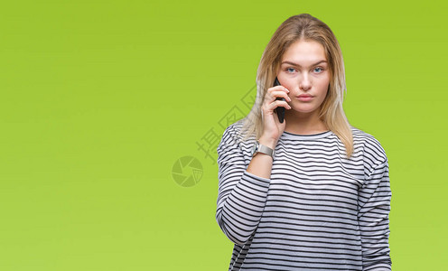 年轻caucasian年轻女在孤立的背景中显示智能手机屏幕图片
