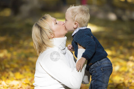 母亲和小儿子在公园散步图片