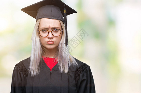身着毕业制服的金发年轻女郎图片
