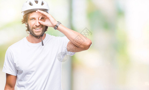 英俊的西班牙裔骑自行车的男子在孤立的背景下戴着安全帽图片