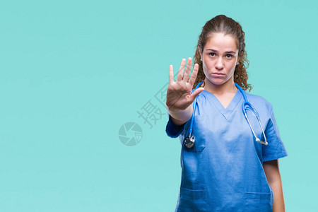 穿着护士或外科医生制服的年轻黑发女医生身穿与世隔绝的背景图片