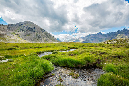 高山溪流图片