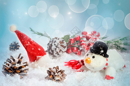 下雪天的雪人和圣诞装饰品冬天的概念图片