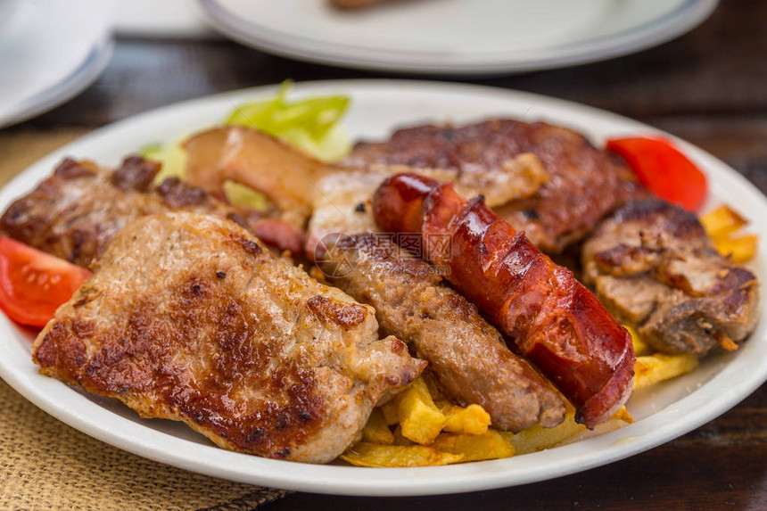 塞爾維亞傳統餐食名為肉塊图片
