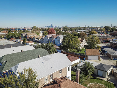 鸟瞰芝加哥以西的传统住宅区一排带花园和独立车库的经典房子背景中市图片