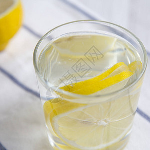 水加柠檬在布上侧观饮食和健康饮图片