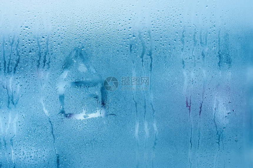 用冷玻璃和水滴拉着手的房图片