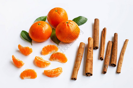 橘子与肉桂棒在白色背景图片