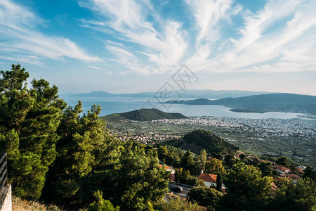 从高山看沿海城市在天空中飘浮的云图片