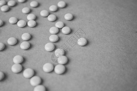 黑白背景上的小美丽药丸维生素药物抗生素质地图片