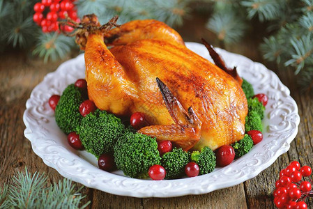 鸡肉加煮花椰菜和红莓木制圣诞图片