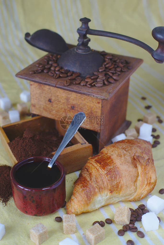 旧咖啡研磨机杯子勺子和棕色和图片