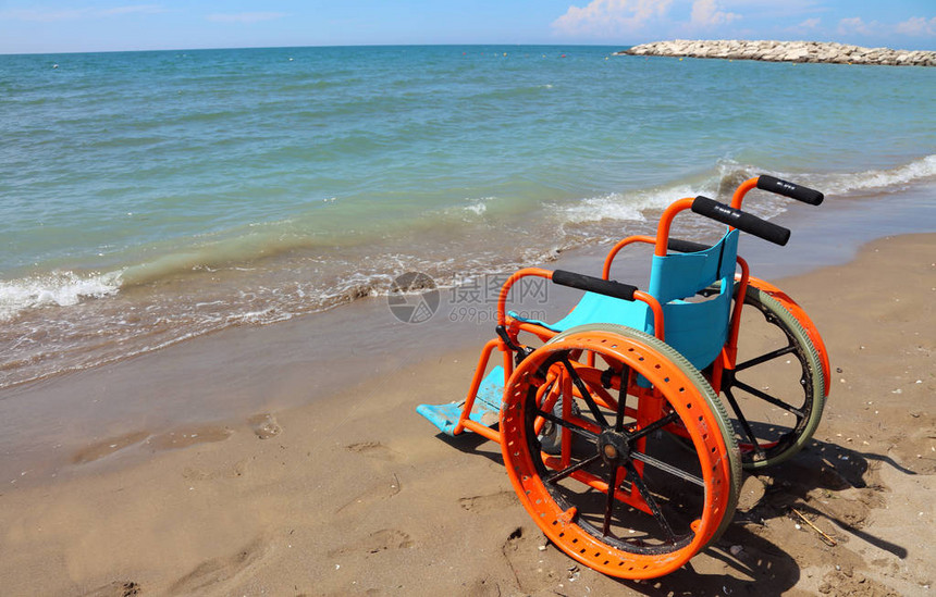 带大金属轮子的残疾人专用轮椅可在沙滩图片