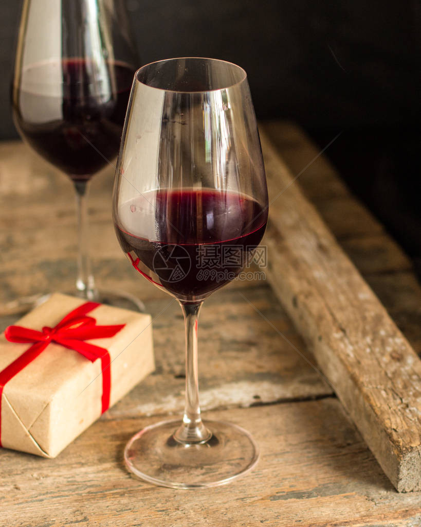 红色葡萄酒红酒木制桌上的透明玻璃礼物顶视图片