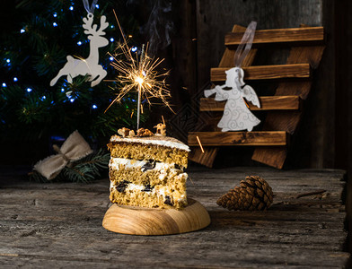 传统的俄罗斯蜂蜜蛋糕冬季组成圣诞蛋糕新年装饰品天使图片