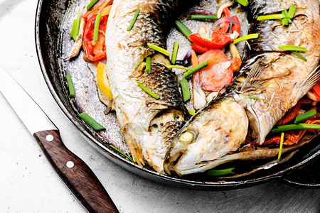 烤鱼塞满了蔬菜烤美味的鱼图片