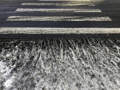 交叉行走冬季城市街道图片