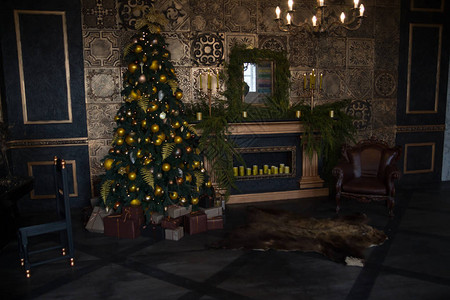 圣诞树上有黄色的球蜡烛和装饰的壁炉棕色调图片