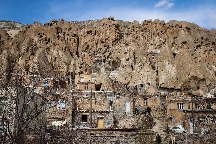 古代伊朗洞穴村位于坎多万岩石中图片