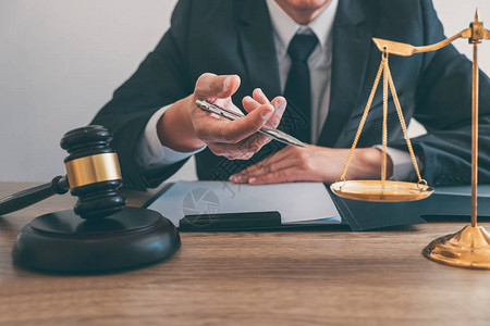 法律师和司法概念男律师或公证人在律师事务所处理重要案件图片