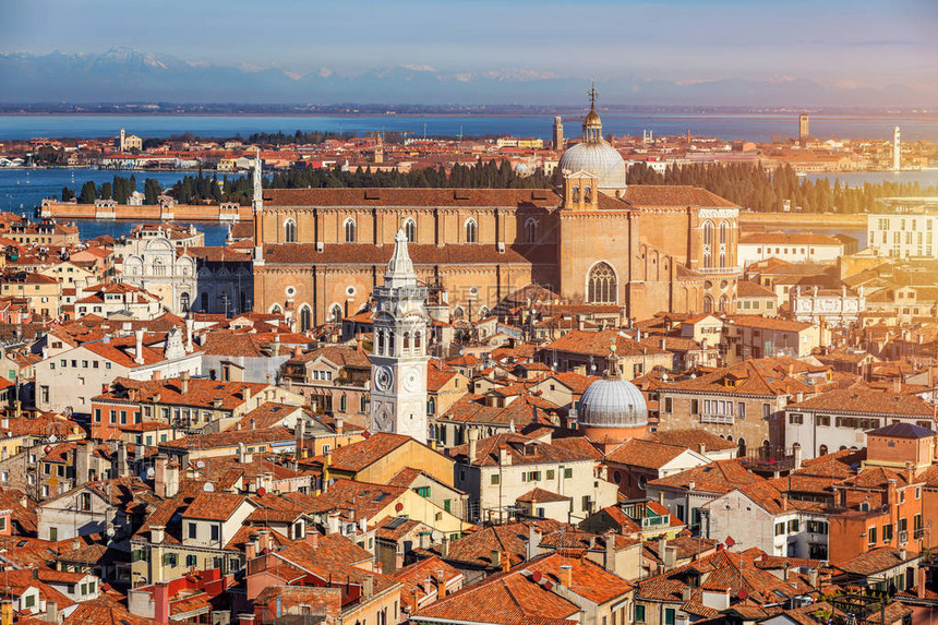 与红色屋顶的威尼斯全景鸟瞰图图片