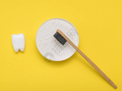 牙齿牙粉和黄背面的木牙口腔护理产品图片