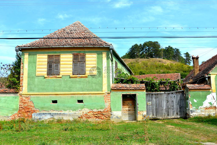 罗马尼亚BradeniHenndorfHegendorfTransylvania的典型农村地貌和农民住房图片
