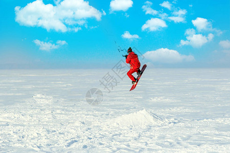 冬季在湖上滑雪图片