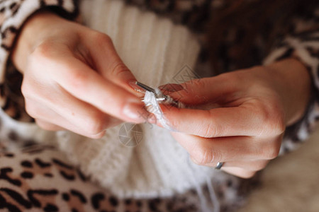 女人手织毛衣织针特写天然羊毛水平照片自由创意工图片